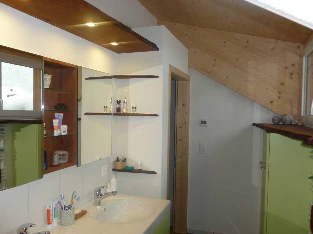 Renoviertes kleines Badezimmer, optimale Raumausnutzung - Gassmann-Innenausbau Bäretswil
