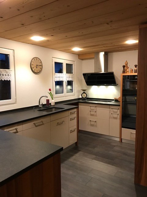 Küche mit LED Beleuchtung Gassmann-Innenausbau Bäretswil