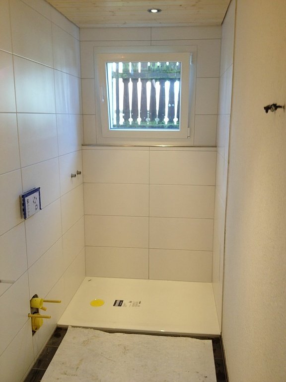 Neues kleines Badezimmer - Gassmann-Innenausbau Bäretswil