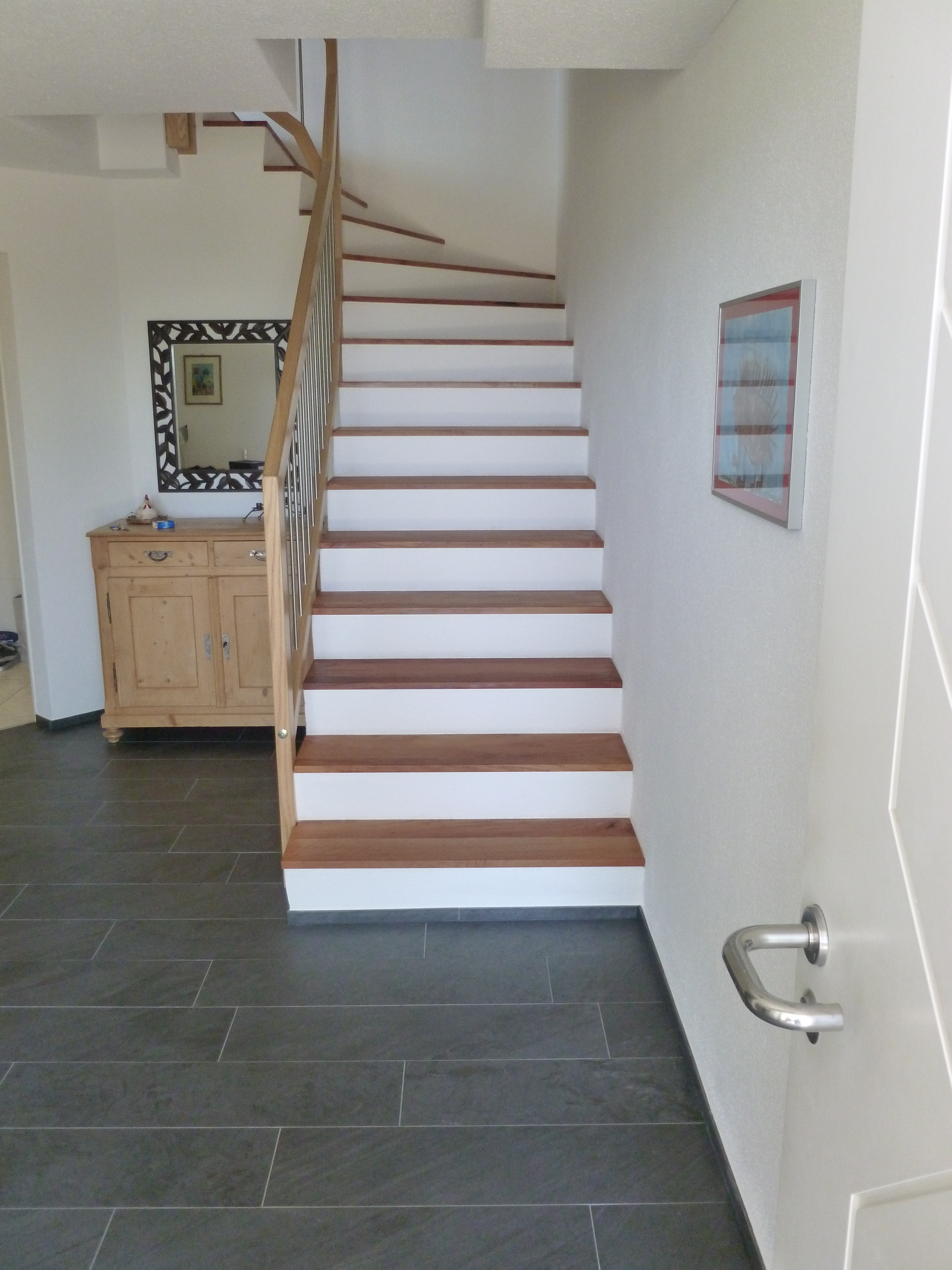 Treppen mit neue Holztritte und Boden mit Keramikplatten - Gassmann-Innenausbau Bäretswil