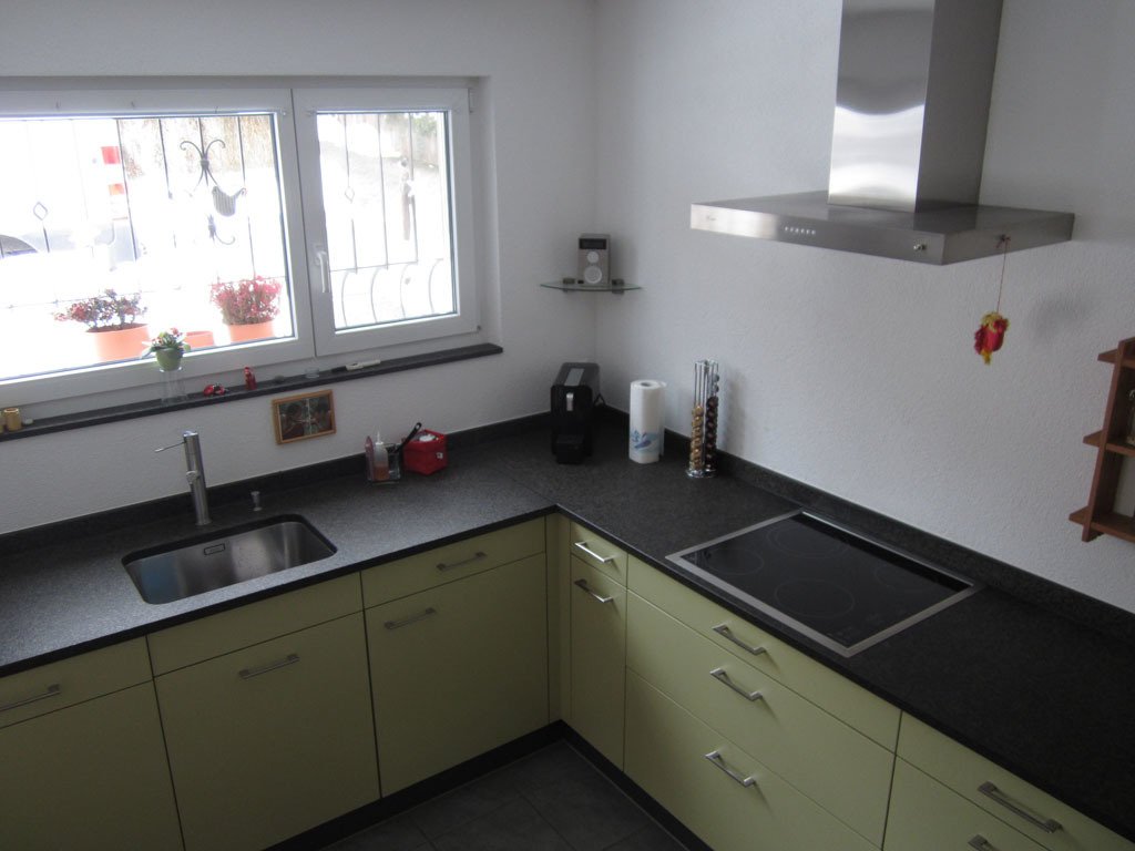Küche mit neuer Granitabdeckung - Gassmann-Innenausbau Bäretswil